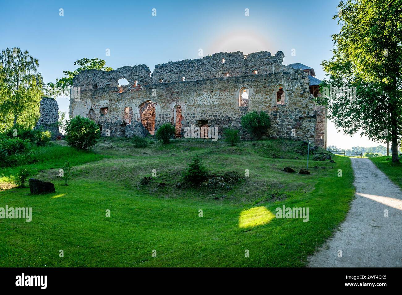 Rovine del castello medievale in Lettonia Rauna. Vecchio muro di mattoni di Stoune del castello di Raunas dove era arcivescovo vivente nel Medio Evo in Lettonia. Foto Stock