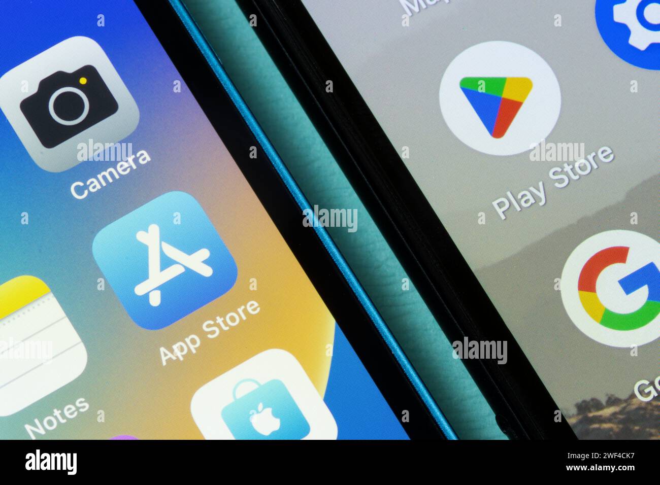 Le icone di Apple App Store e Google Play Store sono visualizzate rispettivamente su un iPhone e uno smartphone Google Pixel. Apple App Store e Google Play Store. Foto Stock