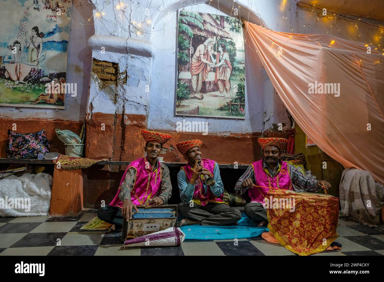 Aurangabad, India - 21 gennaio 2024: Musicisti che suonano in un piccolo tempio indù ad Aurangabad, India. Foto Stock