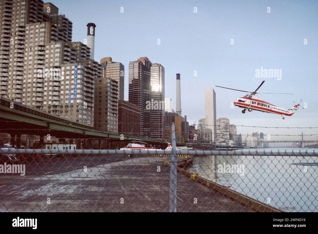 New York City, New York, USA - 1° dicembre 1991: Foto di un film d'archivio granuloso di una compagnia di elicotteri di New York Sikorsky S-58 che atterra all'East 34th Street Heliport a Manhattan. Foto Stock