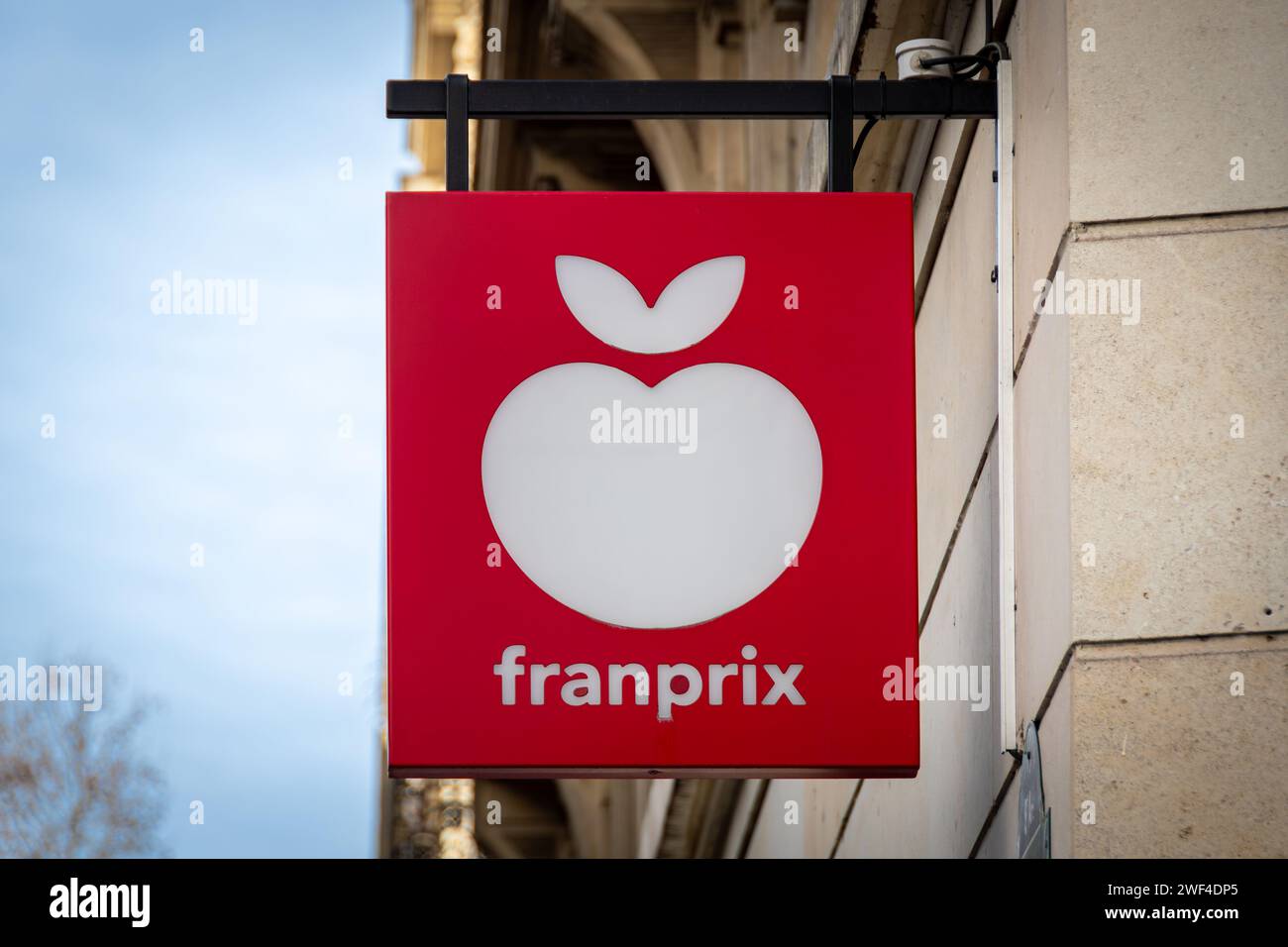 Firma e logo di un negozio Franprix. Franprix è una catena francese di supermercati locali, una filiale del gruppo Casino, Paris, Francia Foto Stock