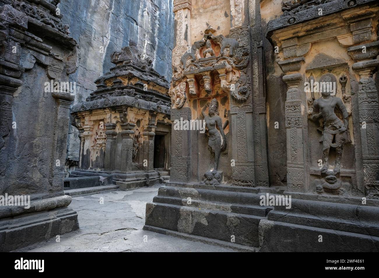 Ellora, India - 22 gennaio 2024: Tempio di Kailasa nel complesso delle grotte di Ellora nel distretto Aurangabad del Maharashtra, India. Foto Stock