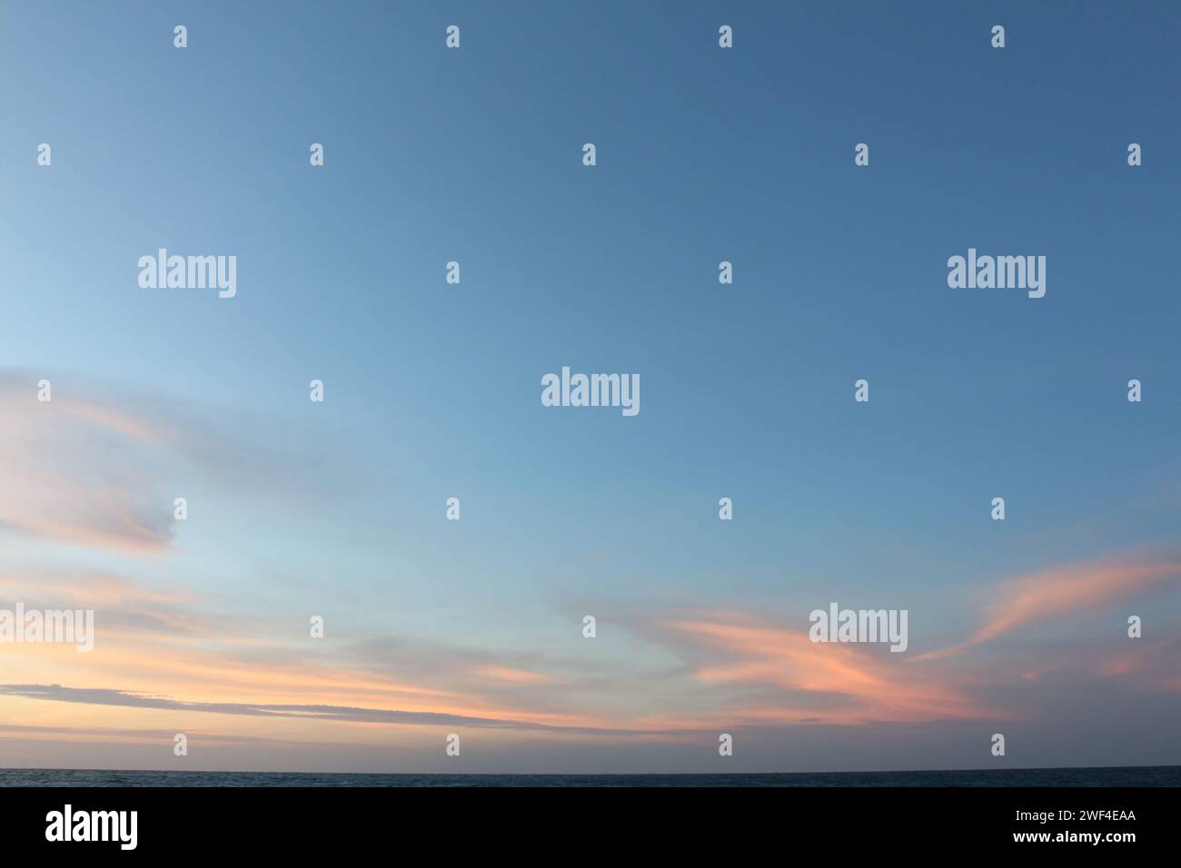 Cielo e nuvole dopo il tramonto, vista cielo crepuscolo per un paesaggio naturale design. Foto Stock
