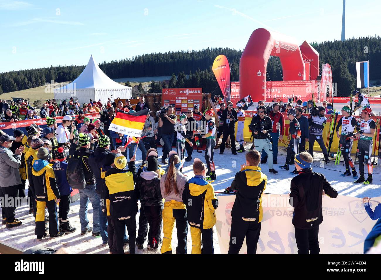 Schonach, Deutschland. 28 gennaio 2024. Große Bühne zum Abschied: Die Teamkollegen aus mehreren Nationen und der Nachwuchs der SZ Breitnau bieten Fabian Rießle (SZ Breitnau / Deutschland) einen emoionalen Abschied beim FIS Weltcup Nordische Kombination Schonach 2024 credito: dpa/Alamy Live News Foto Stock