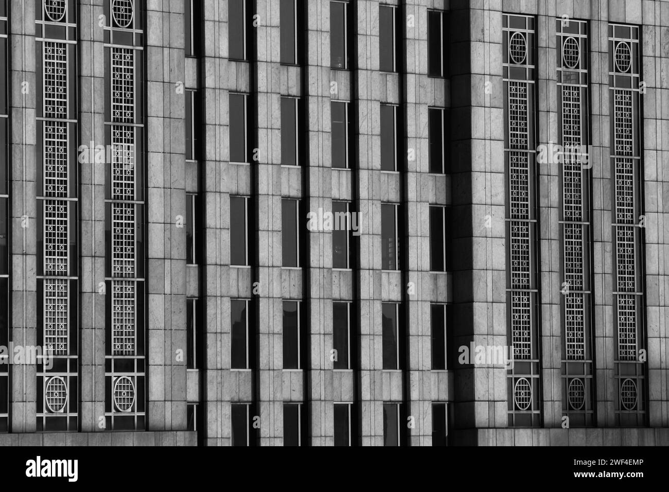 Alto sfondo dell'edificio, lato dell'edificio con toni scuri per il design nel vostro concetto di sfondo lavorativo. Foto Stock