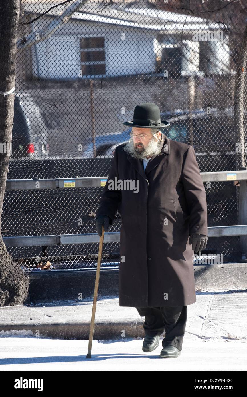 Un vecchio ebreo ortodosso cammina con un bastone sul cavalcavia BQE, Lee Avenue, Williamsburg. All'inizio del 2024. Foto Stock