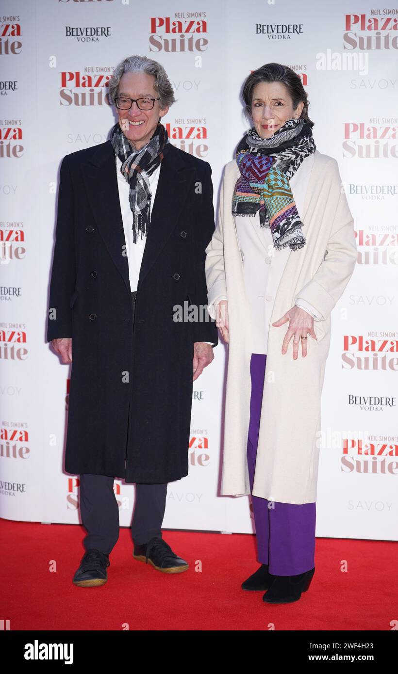 Guy Paul e Harriet Walter assistono a uno spettacolo di gala di Plaza Suite al Savoy Theatre nel centro di Londra. Data foto: Domenica 28 gennaio 2024. Foto Stock