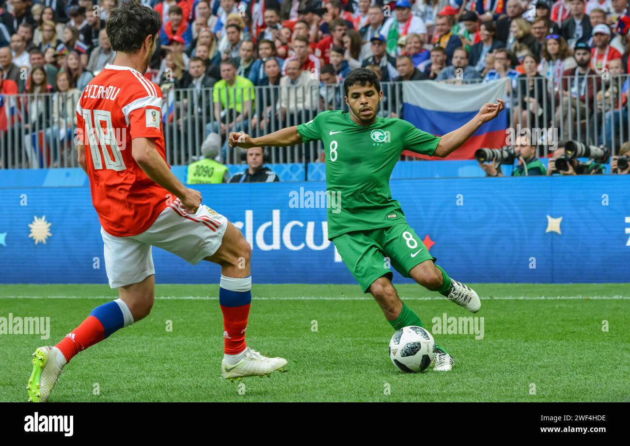 Mosca, Russia – 14 giugno 2018. La nazionale di calcio dell'Arabia Saudita ha lasciato l'ala Yahia Alshehri contro il giocatore russo Yuri Zhirkov durante la partita di apertura Foto Stock
