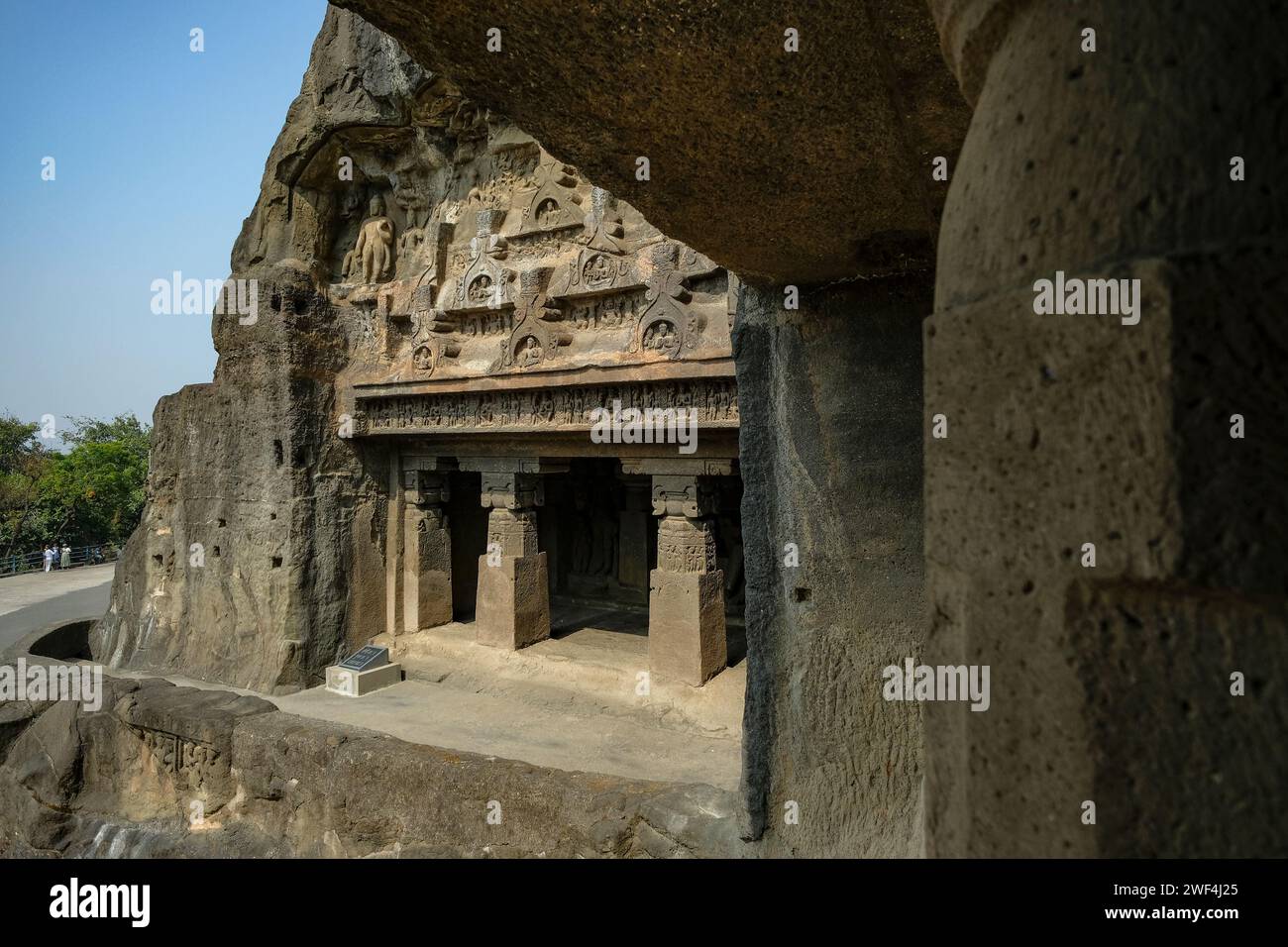 Ellora, India - 22 gennaio 2024: Le grotte di Ellora sono un complesso di grotte scavate nella roccia situato nel distretto Aurangabad del Maharashtra, India. Foto Stock