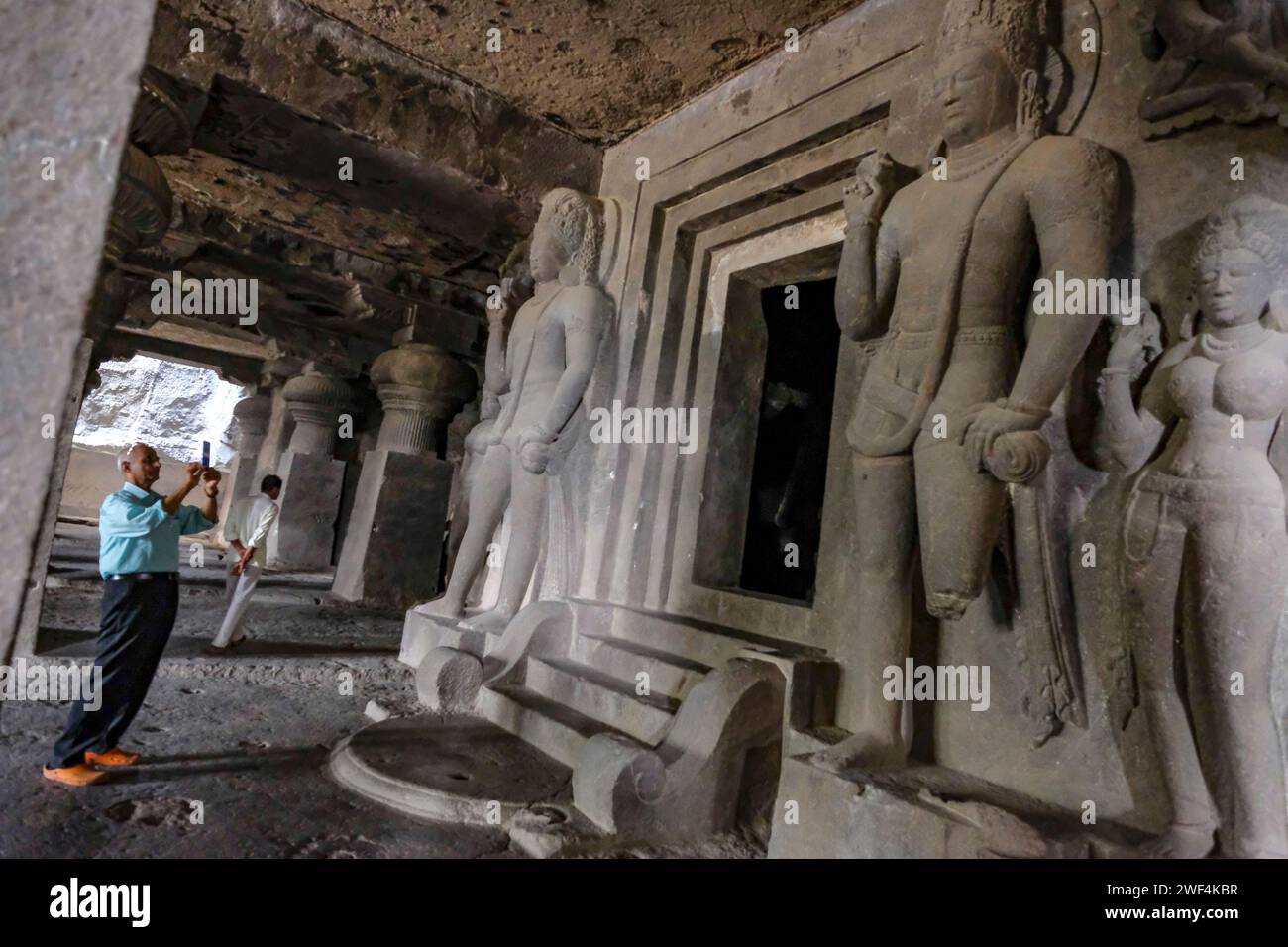 Ellora, India - 22 gennaio 2024: Due uomini visitano il complesso delle grotte di Ellora nel distretto Aurangabad del Maharashtra, India. Foto Stock