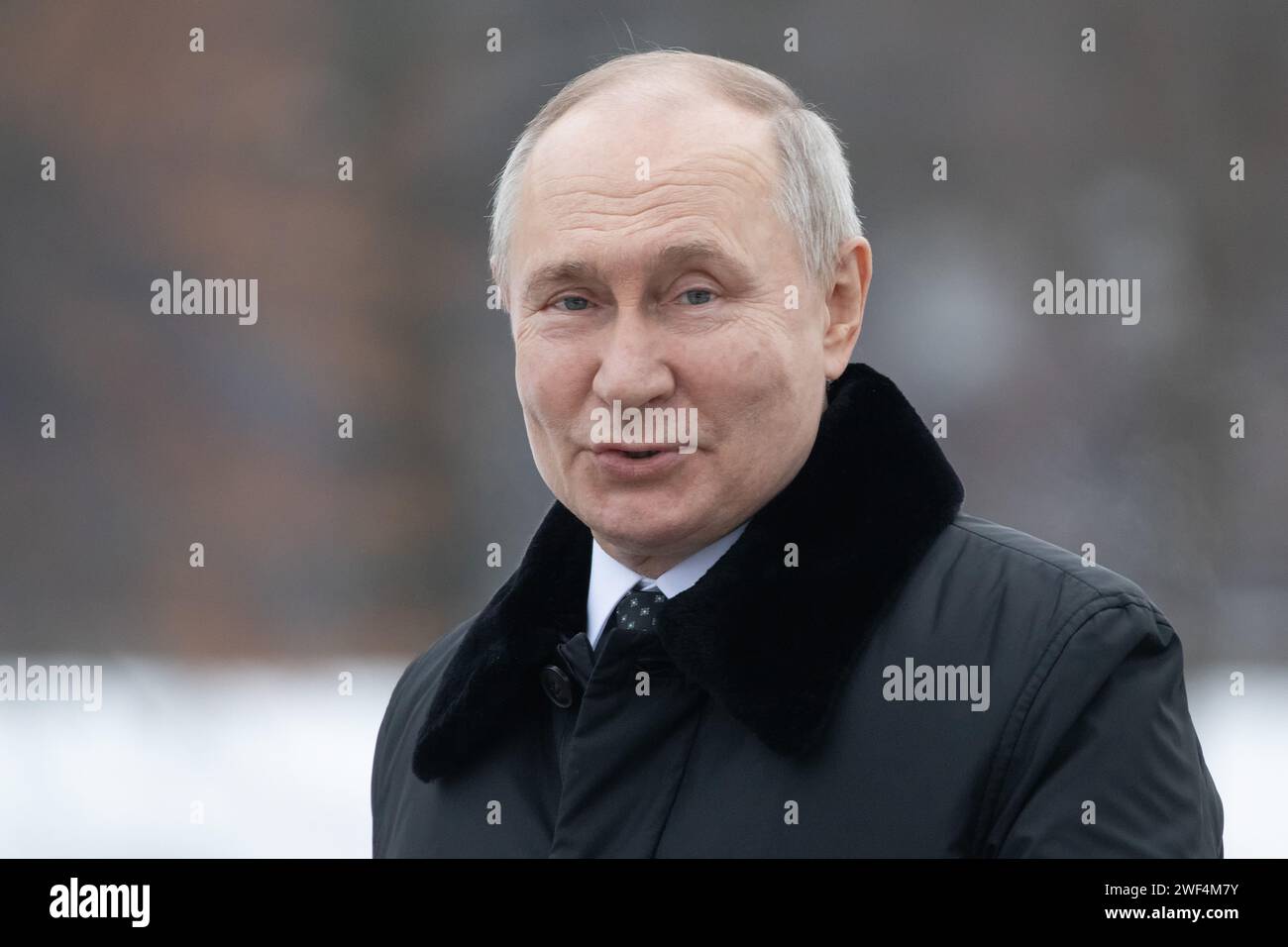 Il presidente russo Vladimir Putin visto durante la solenne cerimonia di lutto al monumento della Patria, ha onorato la memoria delle vittime dell'assedio di Leningrado al cimitero memoriale di Piskarevskoye. St Pietroburgo celebra un'importante data storica, 80 anni dalla completa liberazione di Leningrado dal blocco fascista. Foto Stock