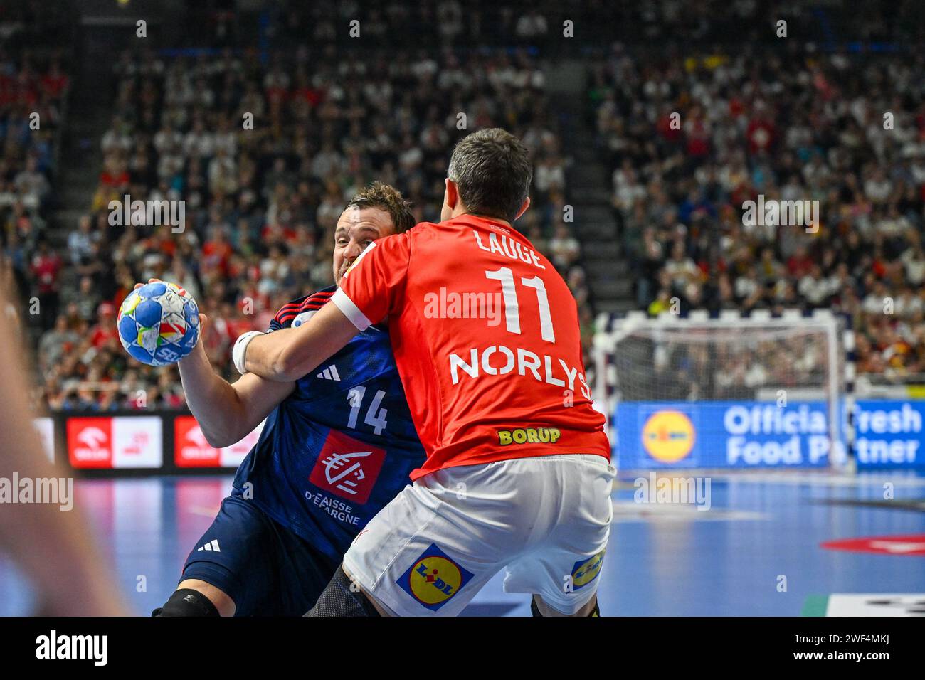 Colonia, Germania. 28 gennaio 2024. Kentin Mahe (Francia) in azione contro Rasmus Lauge Schmidt (Danimarca) durante il 2° e 1° posto finale del menÂ&#x80;&#x99;S EHF Euro 2024 match tra Francia e Danimarca alla Lanxess Arena di Colonia, Germania Credit: Independent Photo Agency/Alamy Live News Foto Stock