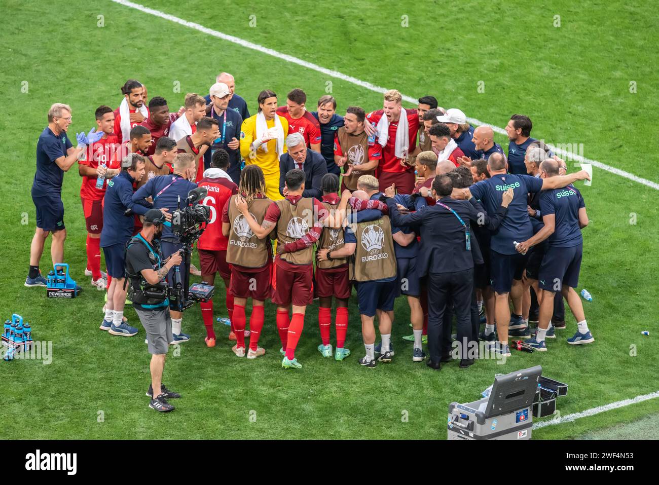 San Pietroburgo, Russia – 2 luglio 2021. I giocatori della nazionale svizzera di calcio si sono ammucchiati prima dei tempi supplementari nei quarti di finale di EURO 2020 Svizzerlan Foto Stock