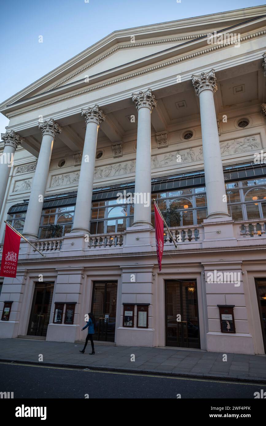 Facciata di Bow Street del Covent Garden Royal Opera House, Londra, Inghilterra, Regno Unito Foto Stock