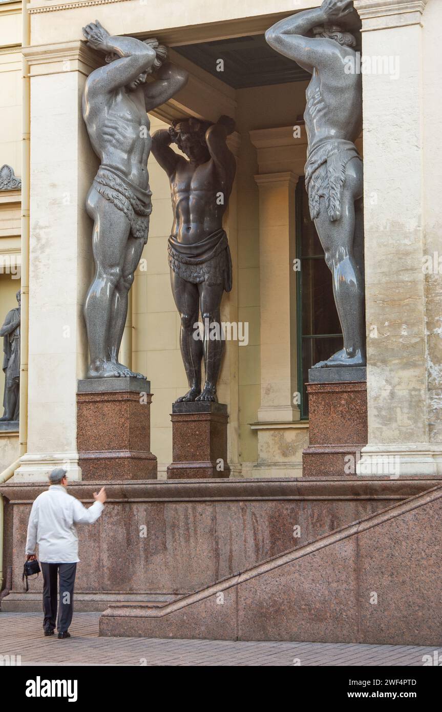 Le monumentali e muscolari sculture di Atlantes che sostengono il portico del nuovo eremo a San Pietroburgo, in Russia Foto Stock