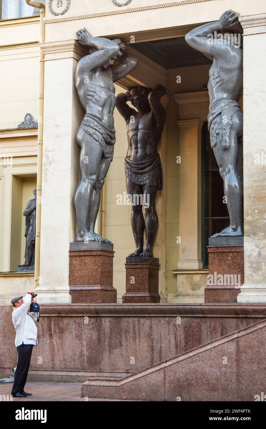 Le monumentali e muscolari sculture di Atlantes che sostengono il portico del nuovo eremo a San Pietroburgo, in Russia Foto Stock