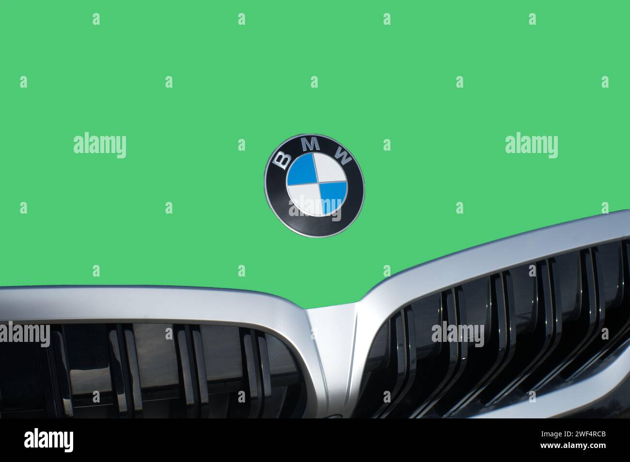 OCALA, FLORIDA - 2 NOVEMBRE 2023 stemma del logo BMW verde brillante sul cofano. Bavaria Motor Works multinazionale tedesca produttrice di veicoli di lusso Foto Stock