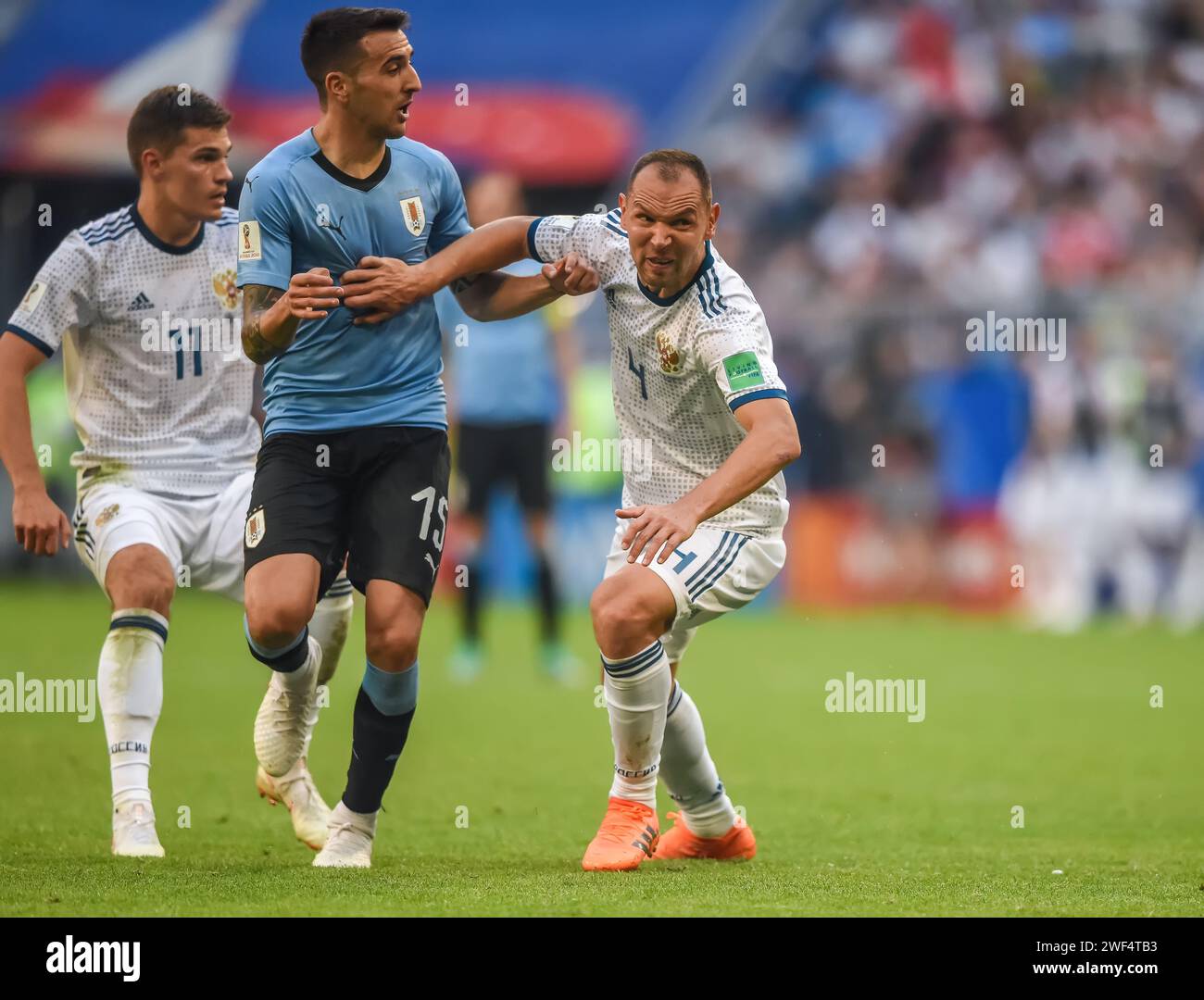 Samara, Russia – 25 giugno 2018. Il centrocampista della nazionale uruguaiana Matias Vecino contro i giocatori russi Roman Zobnin e Sergei Ignashevich dur Foto Stock