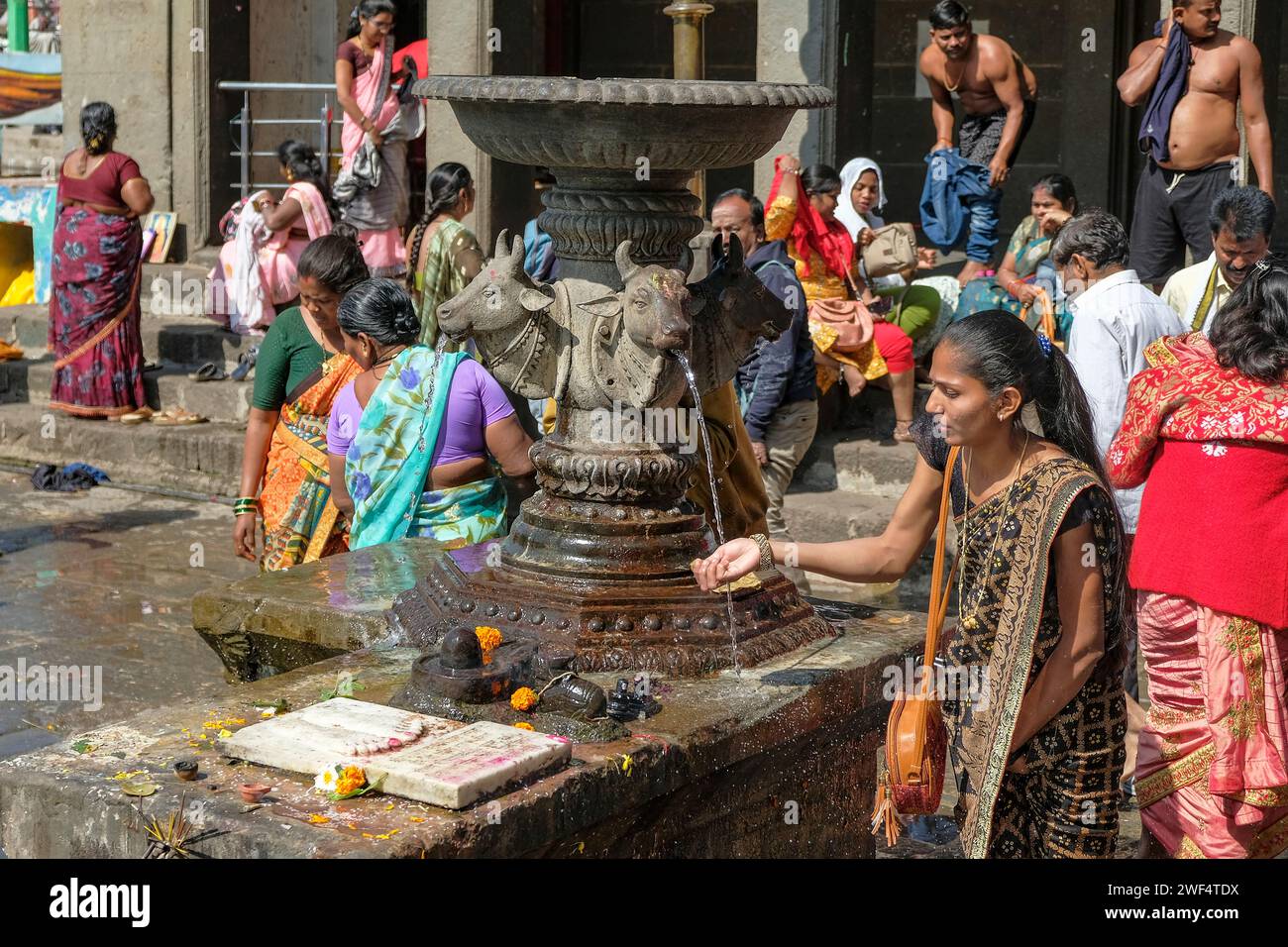 Nashik, India - 25 gennaio 2024: Una donna che fa un'offerta al Ganga Ghat a Nashik, India. Foto Stock
