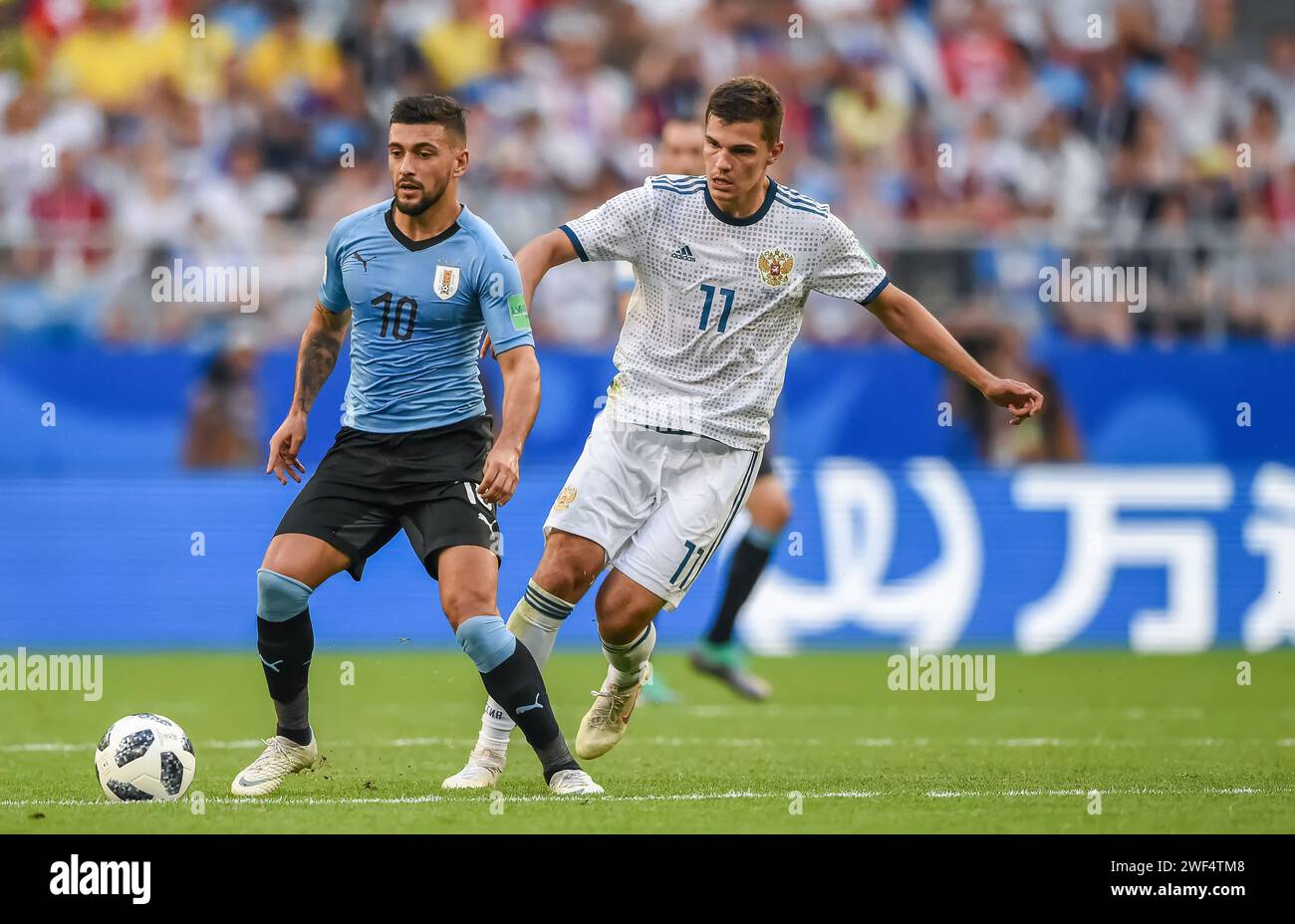 Samara, Russia – 25 giugno 2018. Il centrocampista della nazionale uruguaiana Giorgian De Arrascaeta e il centrocampista russo Roman Zobnin durante FIFA World Foto Stock