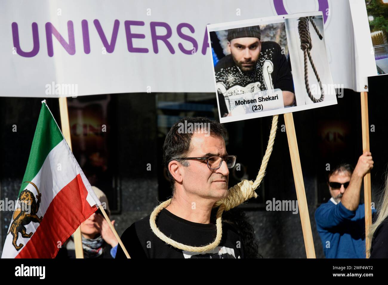 Madrid, Madrid, SPAGNA. 28 gennaio 2024. Protesta nel centro di Madrid per la piattaforma "donna, vita e libertà" per due nuovi assassini di stato, Mohammad Gobadlou e Farhad Salimi. Più di 800 persone giustiziate nel 2023 dal regime dell'Ayatollah in Iran. (Immagine di credito: © Richard Zubelzu/ZUMA Press Wire) SOLO USO EDITORIALE! Non per USO commerciale! Crediti: ZUMA Press, Inc./Alamy Live News Foto Stock