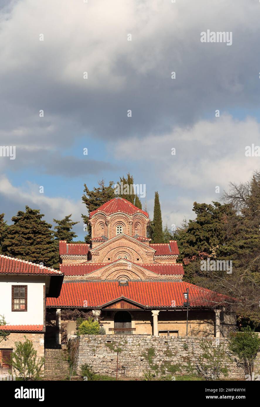 Nel 282 la chiesa bizantina della Santa madre di Dio Perivleptos, costruita nel 1295 d.C., si trova in cima a una delle tre colline della città. Ohrid-Macedonia del Nord. Foto Stock