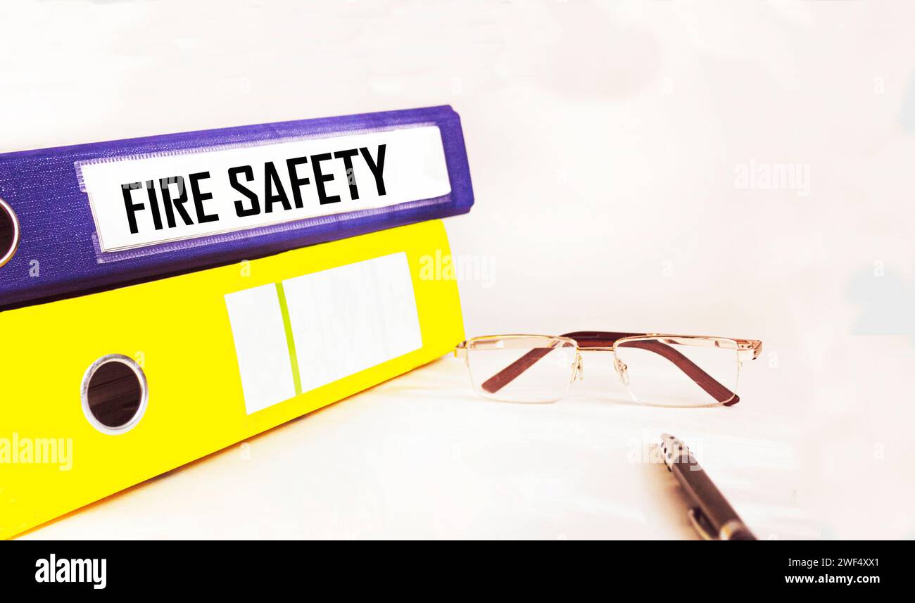 Sicurezza antincendio protezione del lavoro. Cartella con documenti o istruzioni Foto Stock