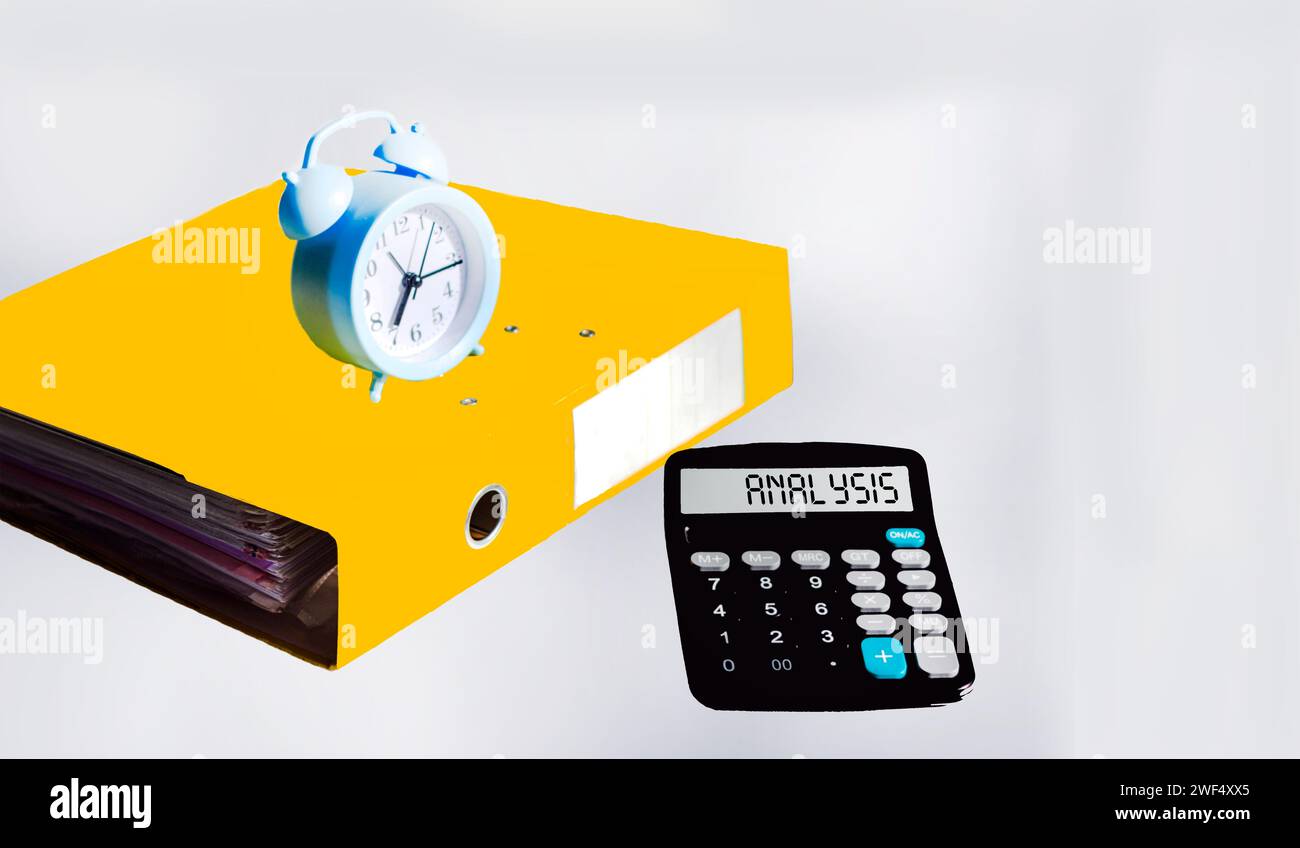 Calcolatrice con analisi delle parole su sfondo bianco, orologio e cartella nelle vicinanze Foto Stock