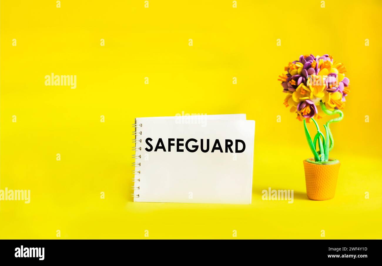 SICUREZZA - parola su un blocco note su sfondo giallo. Concetto informativo Foto Stock