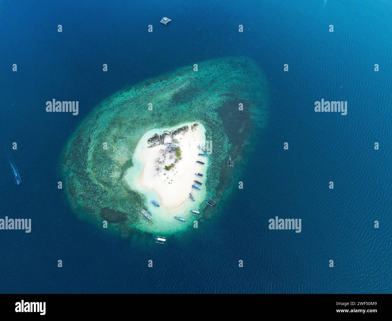 Vista aerea di una piccola isola tropicale Foto Stock