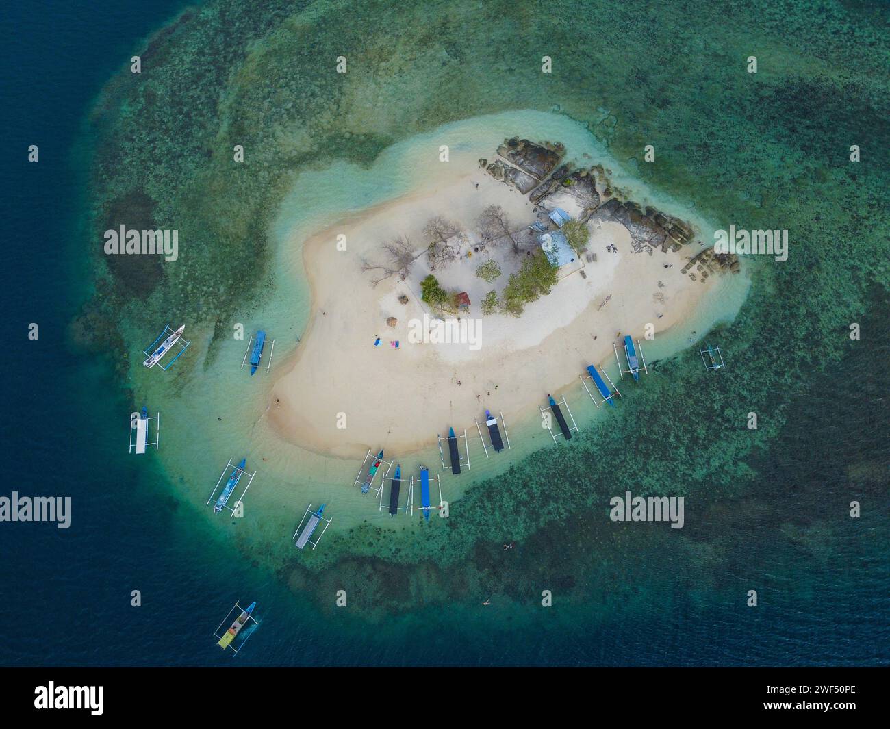 Vista aerea di una piccola isola tropicale Foto Stock