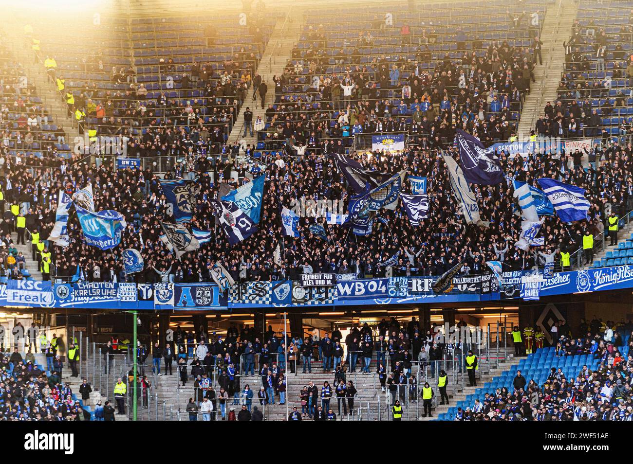 Amburgo, Deutschland. 28 gennaio 2024. Fan/Ultras Karlsruher SC GER, Hamburger SV vs. Karlsruher SC, Fussball, 2. Bundesliga, Spieltag 19, Saison 2023/2024, 28.01.2024 REGOLAMENTI DFL VIETANO QUALSIASI USO DI FOTOGRAFIE COME SEQUENZE DI IMMAGINI E/O QUASI-VIDEO foto: Eibner-Pressefoto/Marcel von Fehrn credito: dpa/Alamy Live News Foto Stock