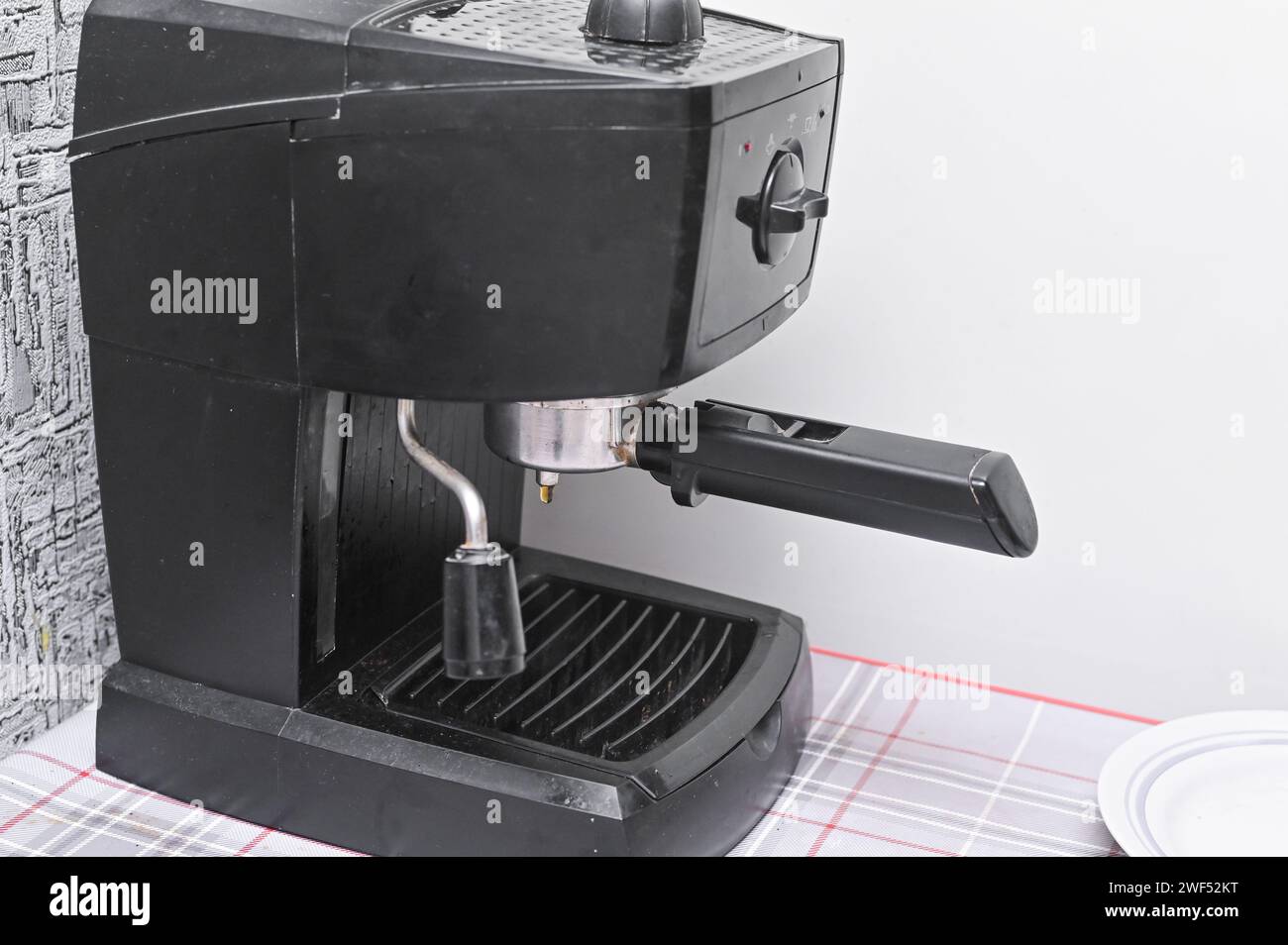 una vecchia macchina per il caffè in cucina Foto Stock