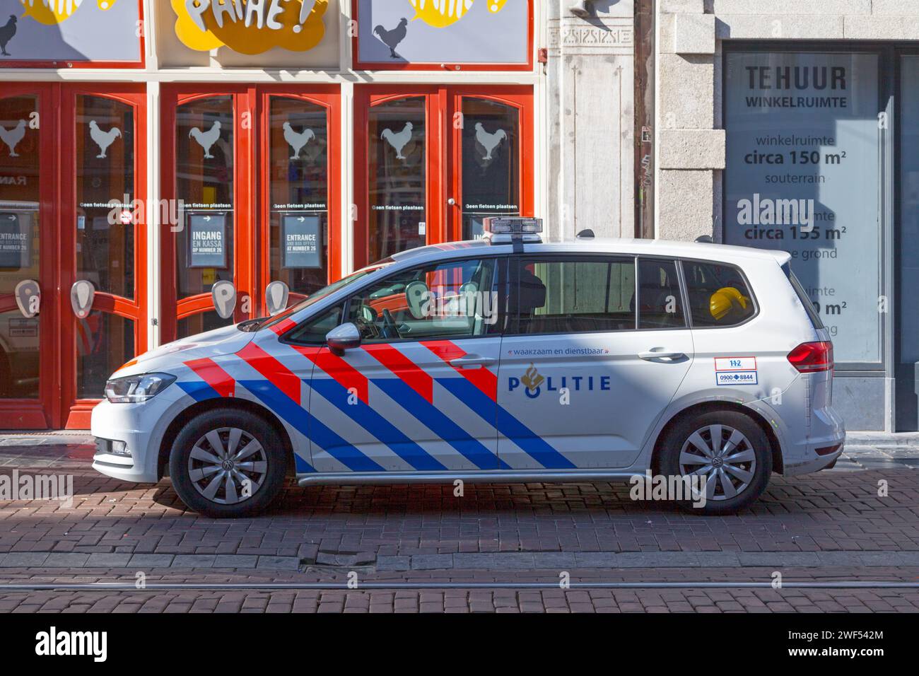 Amsterdam, Paesi Bassi - agosto 27 2017: L'auto della polizia olandese passa in Piazza Dam, la piazza della città di Amsterdam. Foto Stock
