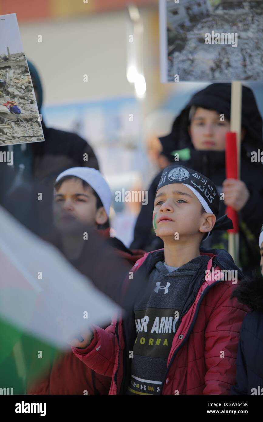 Gaziantep, Turkiye. 28 gennaio 2024: Gaziantep. Turkiye. 28 gennaio 2024. La città di Gaziantep nel sud della Turchia è testimone di una manifestazione a sostegno di Gaza e contro la guerra israeliana nella Striscia di Gaza assediata. La manifestazione è stata organizzata dal Partito curdo di Huda Par e i manifestanti hanno innalzato bandiere turche accanto a quelle palestinesi. Crediti: ZUMA Press, Inc./Alamy Live News Foto Stock