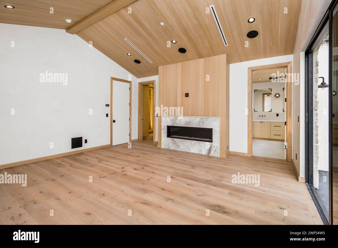 Accogliente soggiorno con caminetto e pavimenti in legno Foto Stock