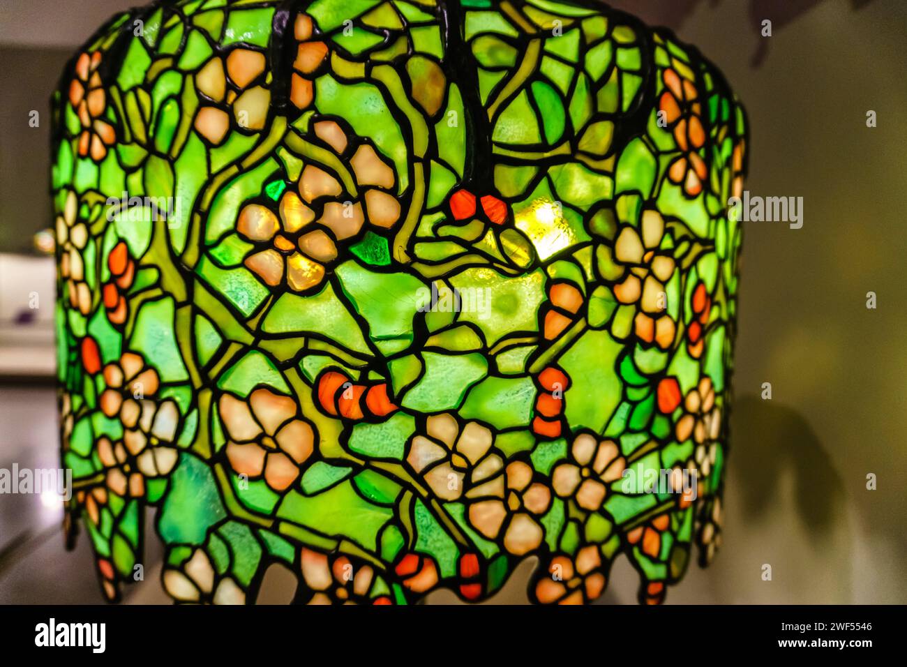 Lampada da tavolo Tiffany con paralume verde brillante Foto Stock