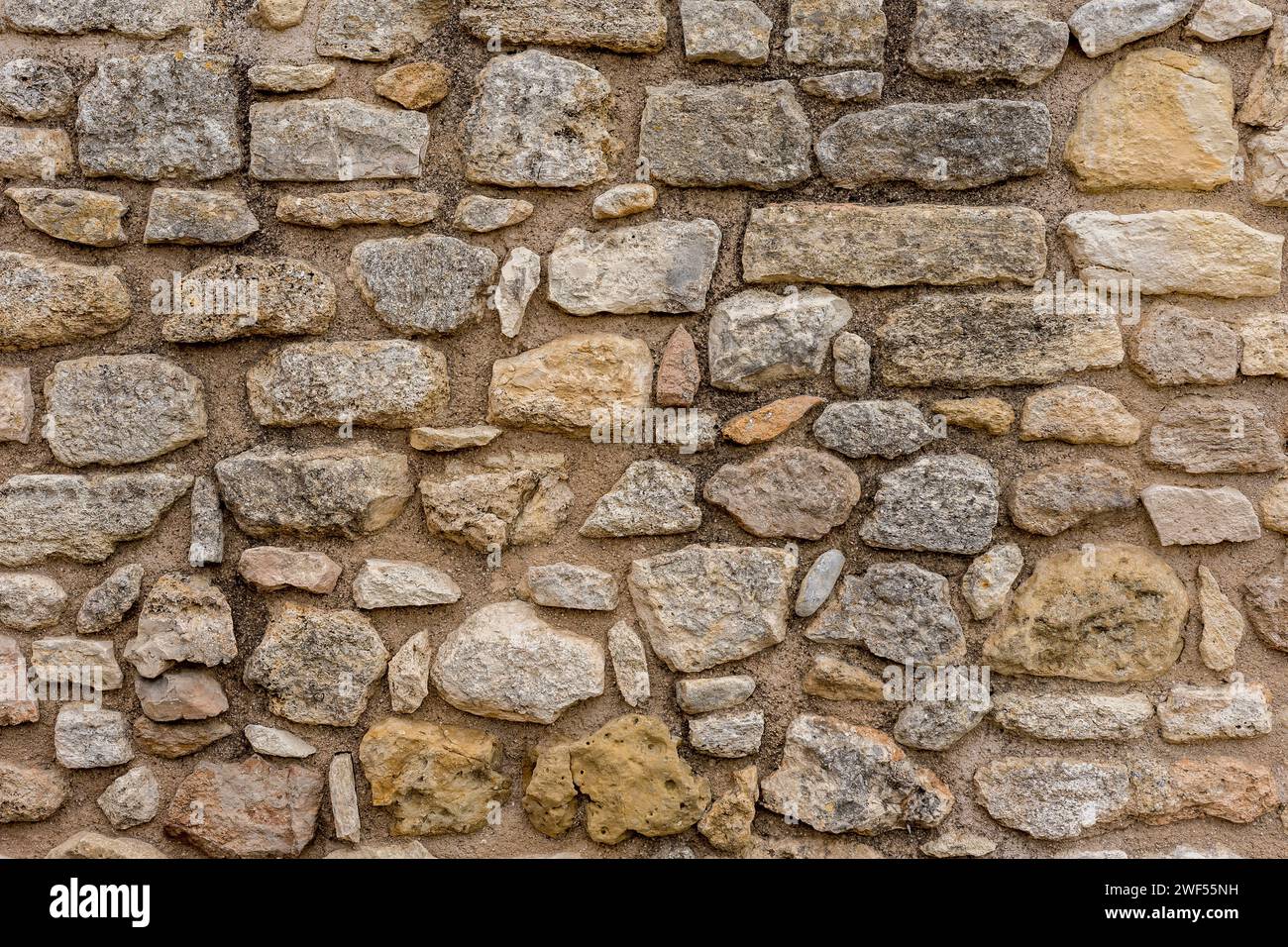 Vecchio muro di pietra con pietre naturali. Foto Stock
