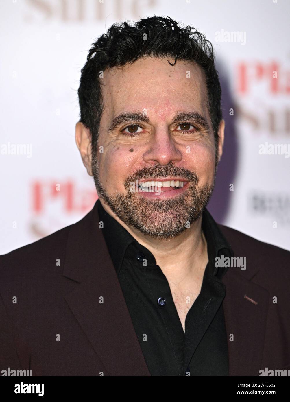 Londra, Regno Unito. 28 gennaio 2024. Mario Cantone arriva allo spettacolo di gala di Plaza Suite, il Savoy Theatre di Londra. Credito: Doug Peters/EMPICS/Alamy Live News Foto Stock