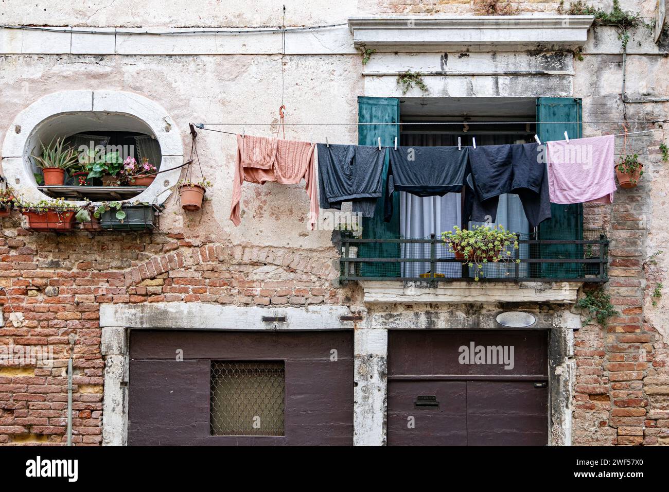 Panni appesi alla stendibiancheria a Venezia Italia Foto Stock