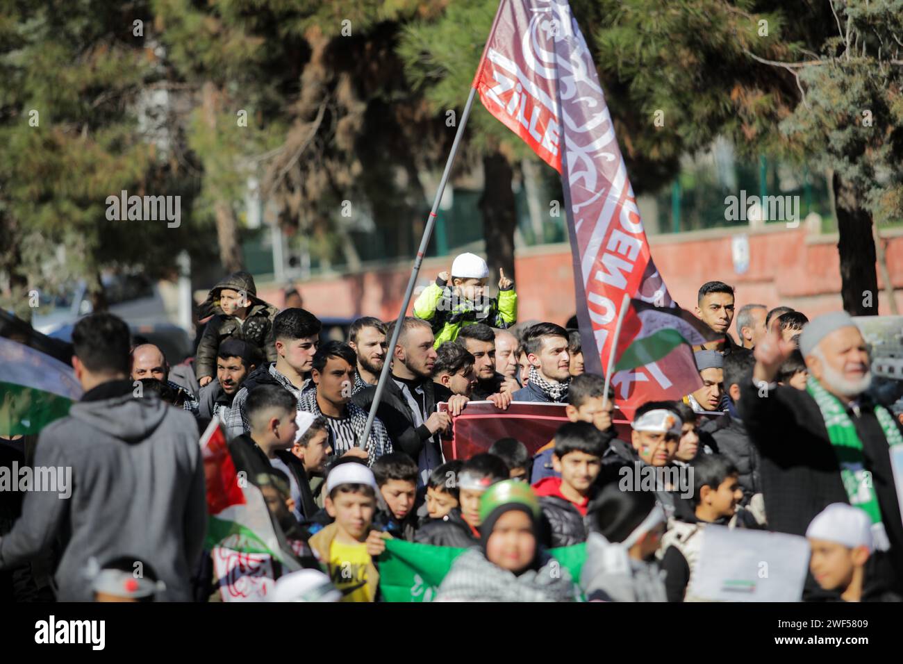 Gaziantep, Turkiye. 28 gennaio 2024: Gaziantep. Turkiye. 28 gennaio 2024. La città di Gaziantep nel sud della Turchia è testimone di una manifestazione a sostegno di Gaza e contro la guerra israeliana nella Striscia di Gaza assediata. La manifestazione è stata organizzata dal Partito curdo di Huda Par e i manifestanti hanno innalzato bandiere turche accanto a quelle palestinesi. Crediti: ZUMA Press, Inc./Alamy Live News Foto Stock