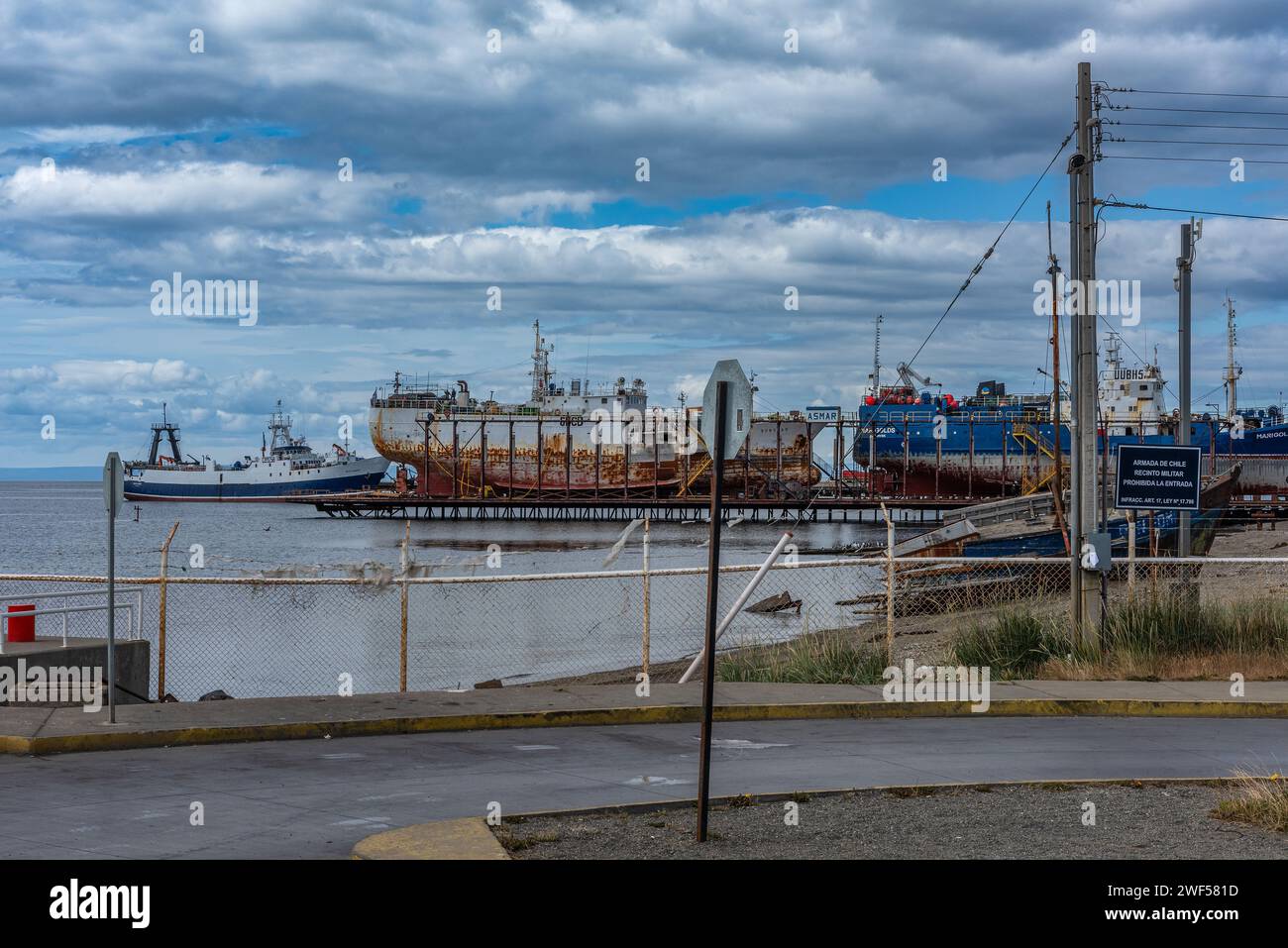 Navi diverse nel porto di Punta Arenas, Patagonia, Cile Foto Stock