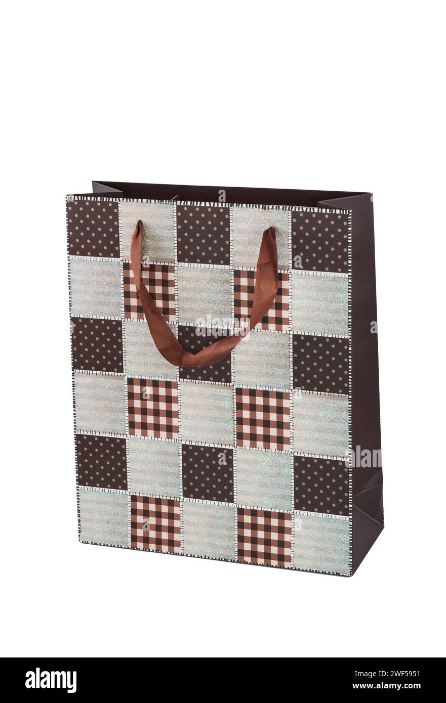 Sacchetto regalo di carta marrone bianco isolato su sfondo bianco Foto Stock
