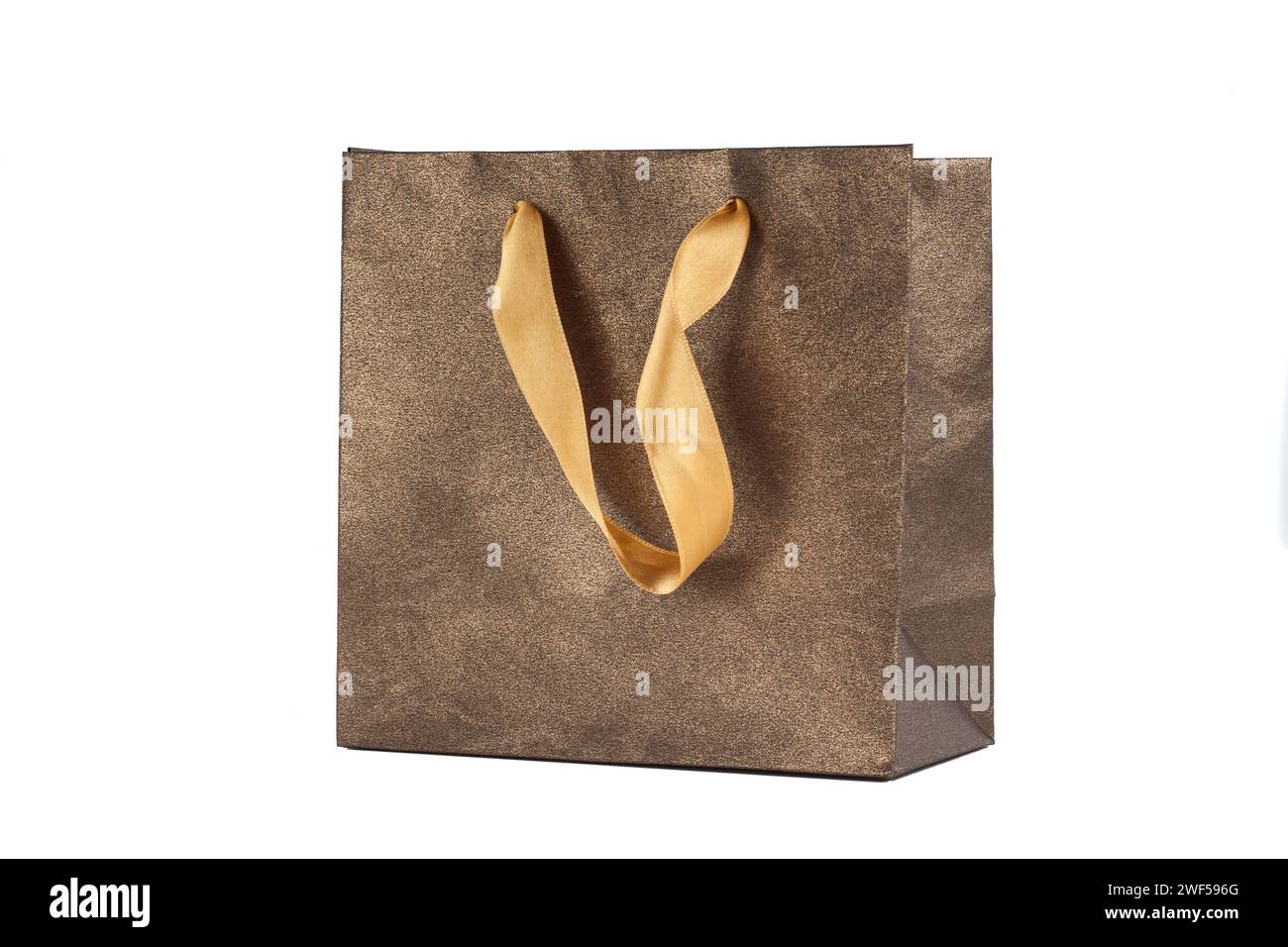 Sacchetto regalo di carta bianca isolato su sfondo bianco Foto Stock
