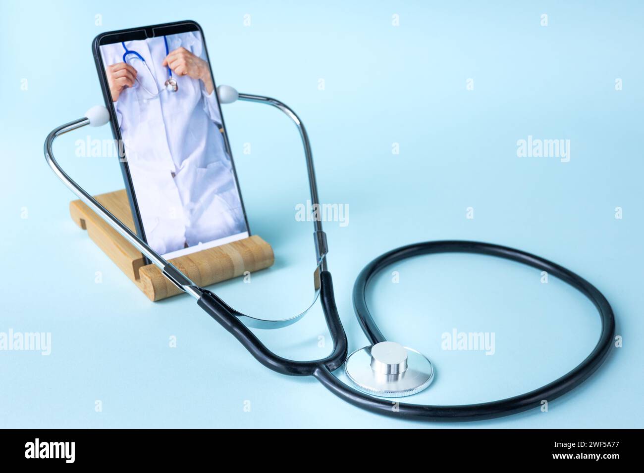 Teleconsulto medico, concetto sano, medico online, comunicazione del paziente tramite interfaccia medica, consulenza medica, consultazione Internet t Foto Stock
