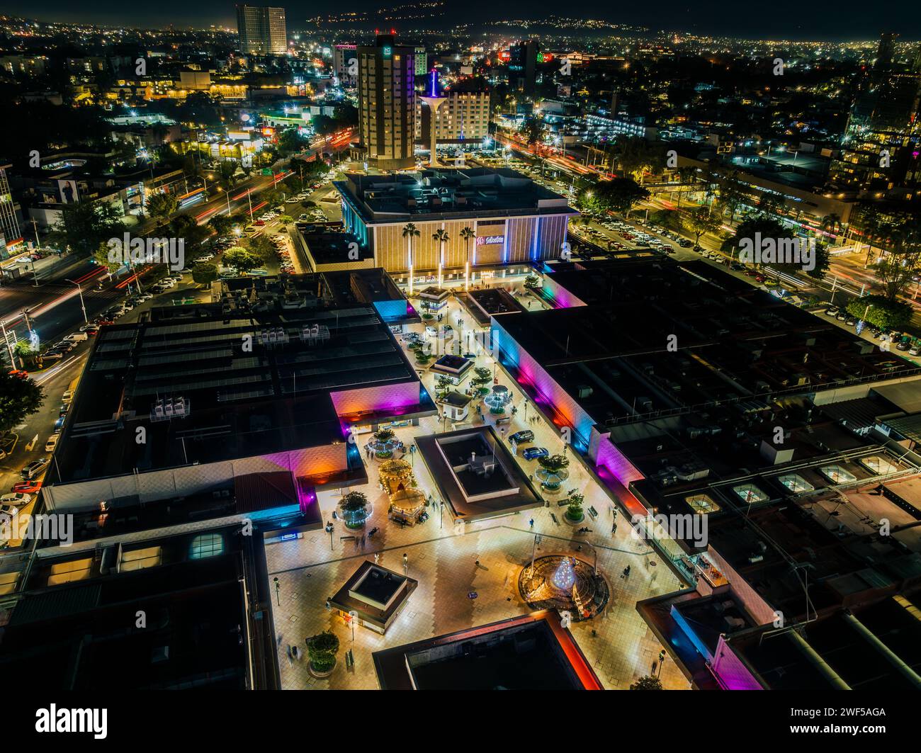 Un centro commerciale situato all'incrocio di Av. Lopez Mateos e Av. Mariano Otero, tra i comuni di Zapopan e Guadalajara. Foto Stock