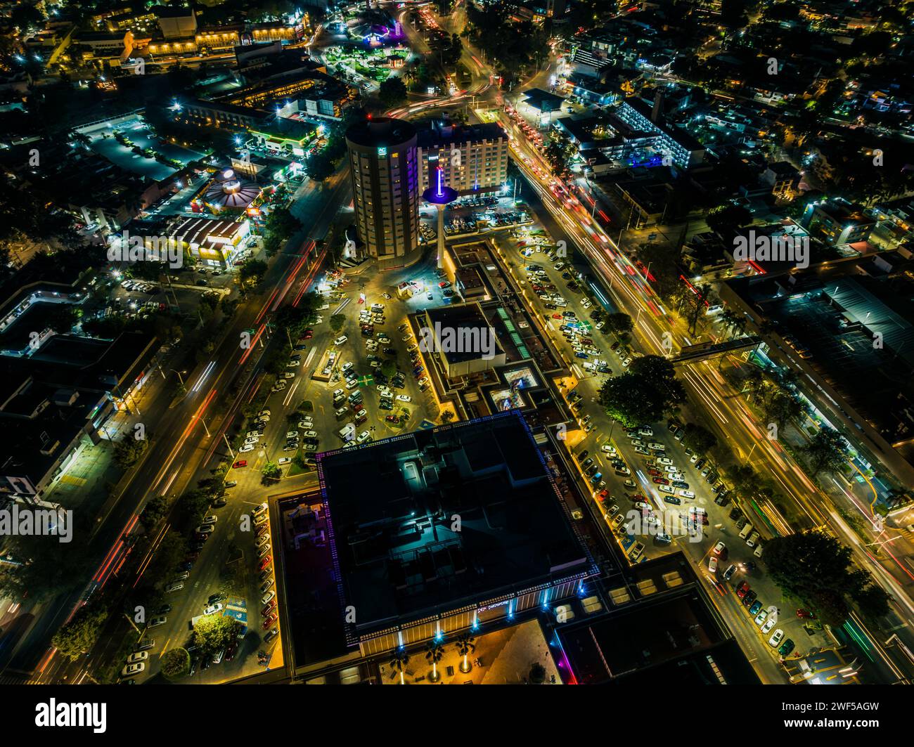 Un centro commerciale situato all'incrocio di Av. Lopez Mateos e Av. Mariano Otero, tra i comuni di Zapopan e Guadalajara. Foto Stock
