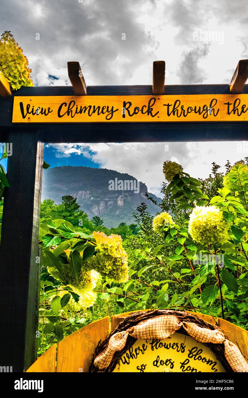 Vista del portale Chimney Rock al Flowering Bridge Garden, Lake Lure North Carolina Foto Stock