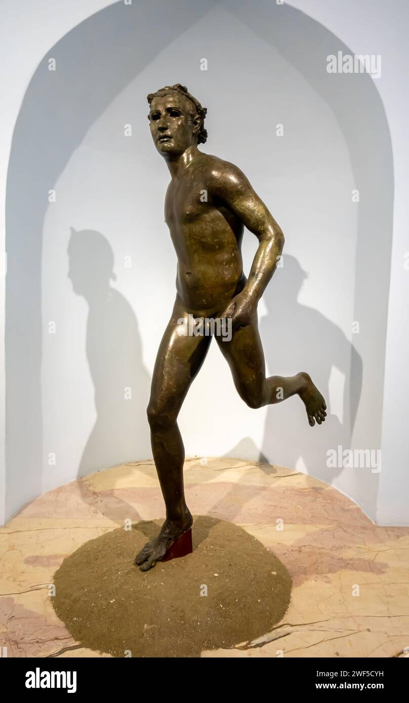 Statua in bronzo di un atleta running, Harbor of Nemrut, Kyme, tardo periodo ellenistico, 50-30 a.C. museo archeologico di Smirne Foto Stock