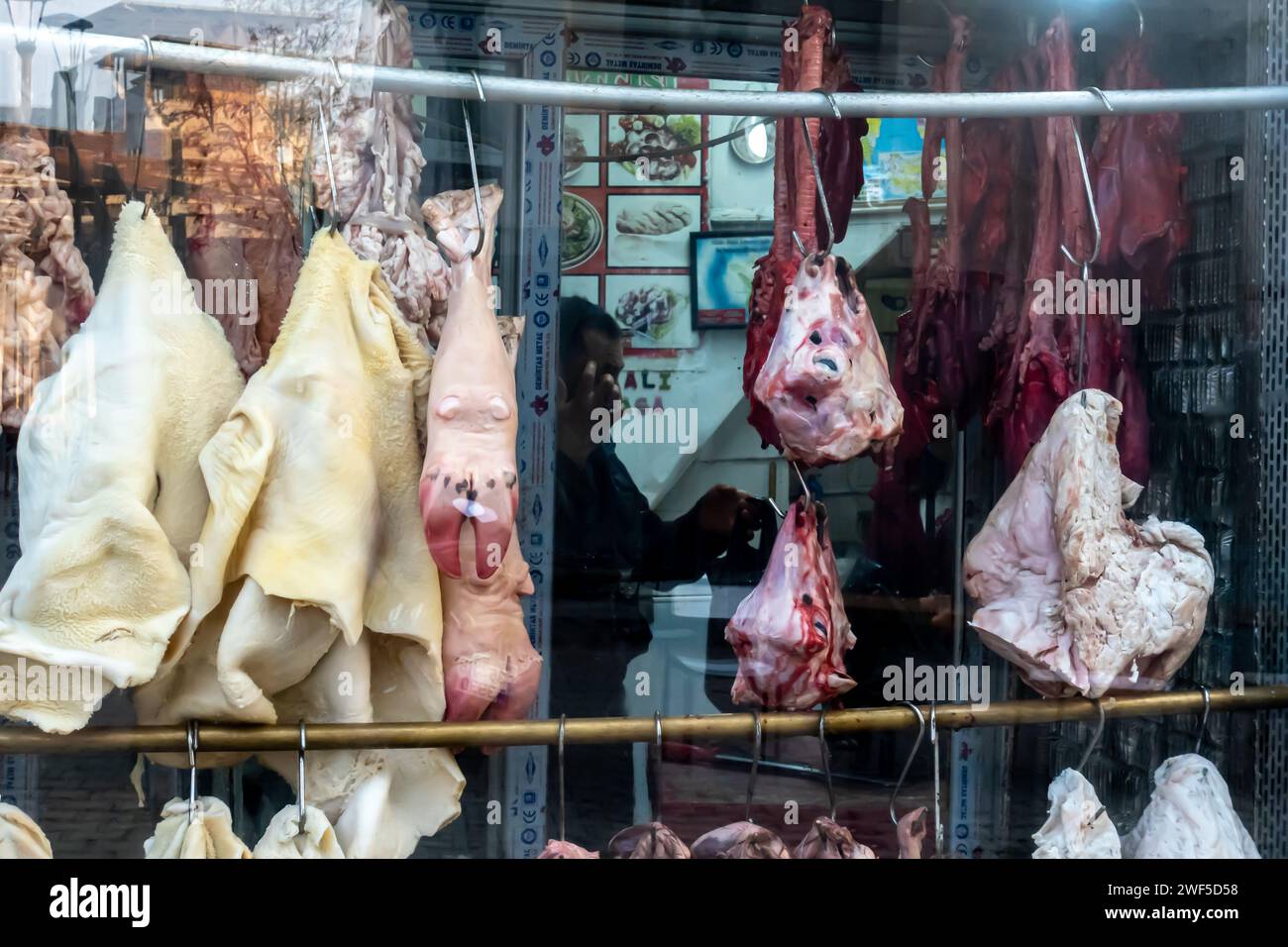 Vetrina per il negozio di carne cruda a Urfa Sanliurfa tacchino Foto Stock